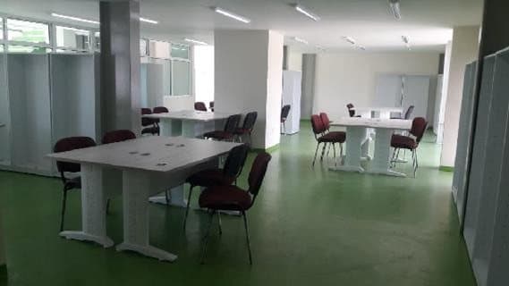 Biblioteca del albergue estudiantil con mesas de estudio